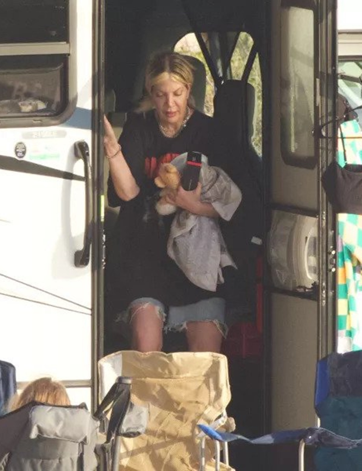 Sokkoló fotók a férjével szakító Tori Spelling-ről – A színésznő egy kempingben él 5 gyerekével