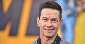 Brutálisan kigyúrta magát Mark Wahlberg - Póló nélkül kívánt boldog Hálaadást mindenkinek (Videó!)