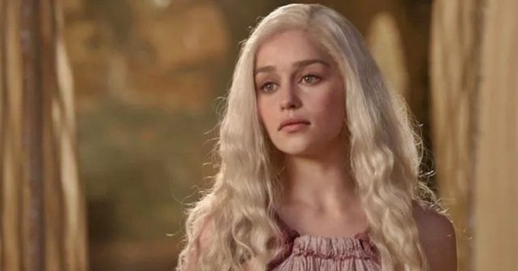 Emilia Clarke elárulta, hogy ki volt vele a legkedvesebb a Trónok harca forgatásán