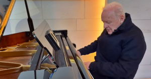 Mindenkit ámulatba ejtett Anthony Hopkins, amikor egy hotel zongorájához leült és elkezdett játszani (Videó!)