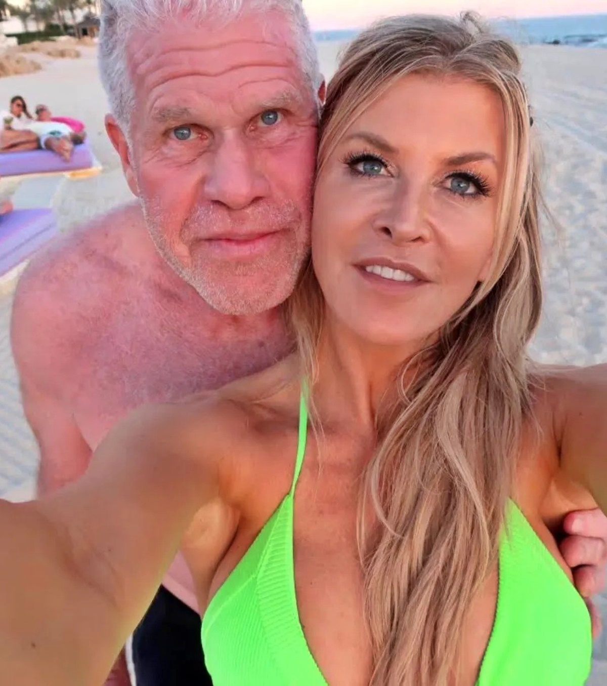 Ez a szőke bombázó Ron Perlman felesége - Allison 23 évvel fiatalabb a színésznél