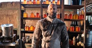 Óriási siker Jason Statham új akciófilmje, tömegben tódultak rá az emberek a mozikba - A méhész