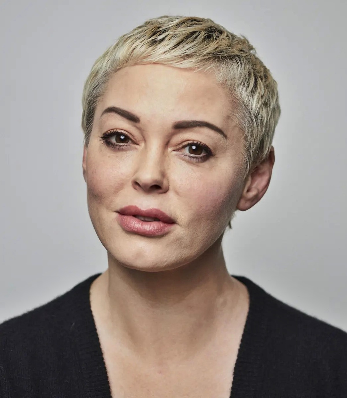 Döbbenetes átváltozás! Így néz ki most Rose McGowan, a Bűbájos boszorkák vörös bombázója