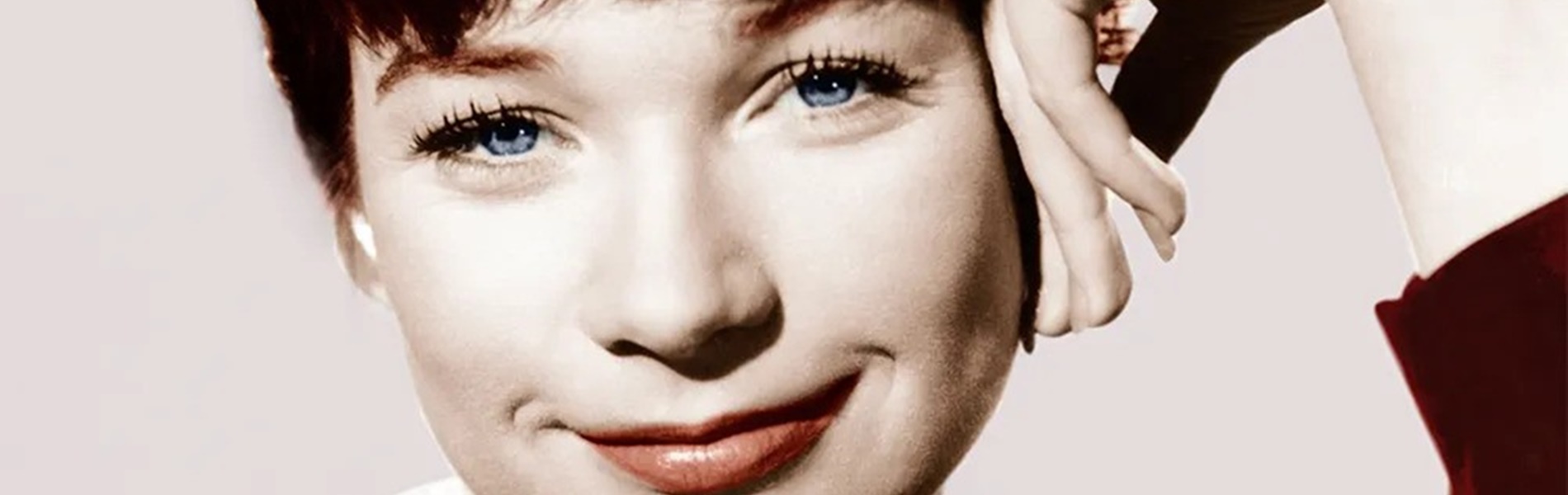 Így néz ki most, 89 évesen Shirley MacLaine, egykori legendás hollywoodi színésznő