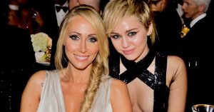 Miley Cyrus édesanyja feleségül ment Miley Cyrus húgának az exéhez, aki ráadásul egy híres színész
