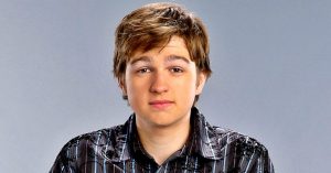 Sokkoló fotókon a 30 éves Angus T. Jones, a Két pasi - meg egy kicsi egykori gyereksztárja