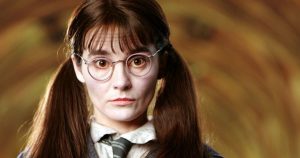 Így néz ki most 58 évesen a Harry Potter lányvécében "élő" Hisztis Mirtill, Shirley Henderson