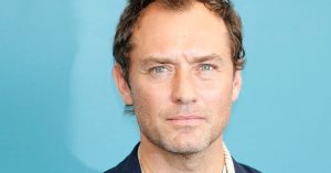 Jude Law teljességgel felismerhetetlen új filmjének az előzetesében - Firebrand