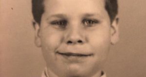 Felismered a képen látható kisfiút? Most 74 éves, gyerekkorában csúfolták, mégis világsztár lett - Ron Perlman