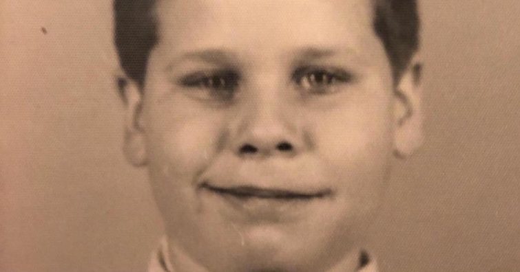 Felismered a képen látható kisfiút? Most 74 éves, gyerekkorában csúfolták, mégis világsztár lett - Ron Perlman
