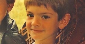 Felismered a képen látható cuki kisfiút? 40 évesen világhírű, felkapott színész, sokak kedvenc szuperhőse - Andrew Garfield