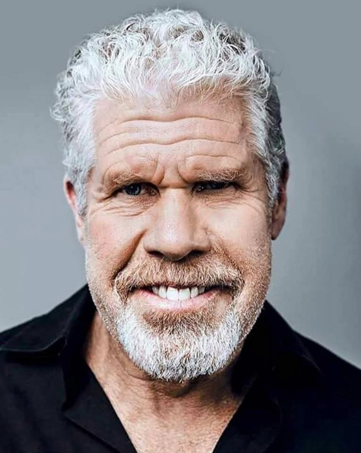 Felismered a képen látható kisfiút? Most 74 éves, gyerekkorában csúfolták, mégis világsztár lett - Ron Perlman