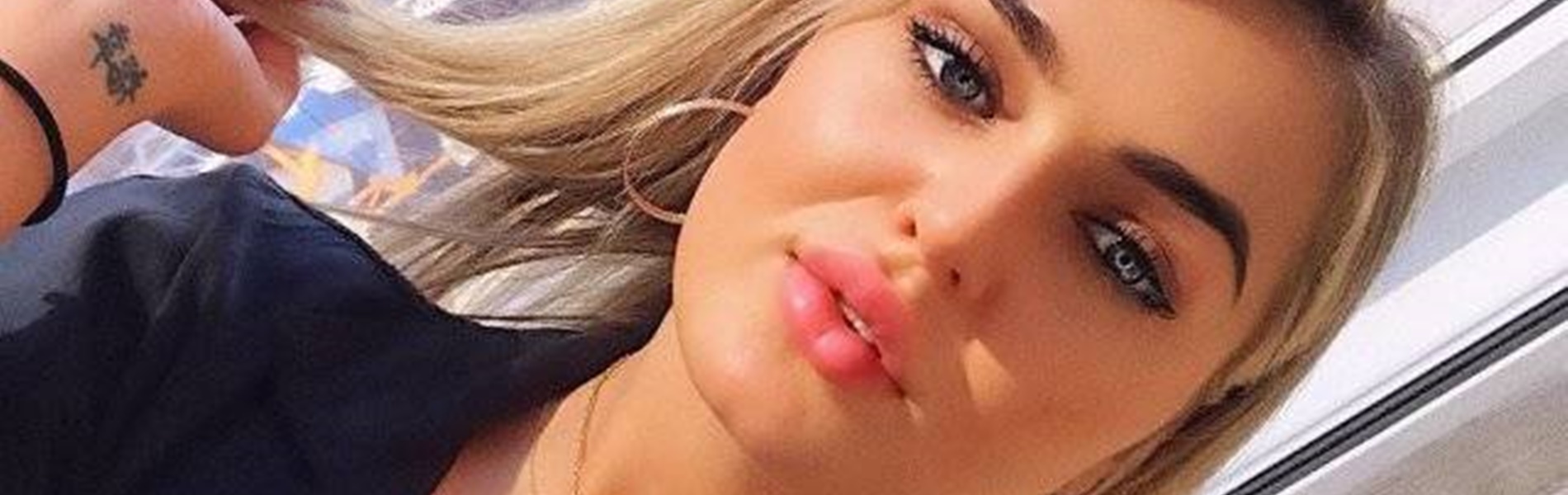 Rájössz, hogy kinek a felesége ez a szépség? A férje 39 évvel idősebb nála, a 90-es évek akciósztárja volt - Emma Krokdal, aki Dolph Lundgren