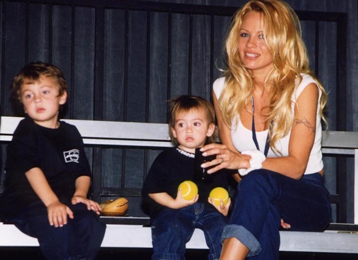 Ez a két jóképű pasi egy 57 éves szexszimbólumnak a fiai – Kitalálod, hogy ki az anyuka? - Pamela Anderson