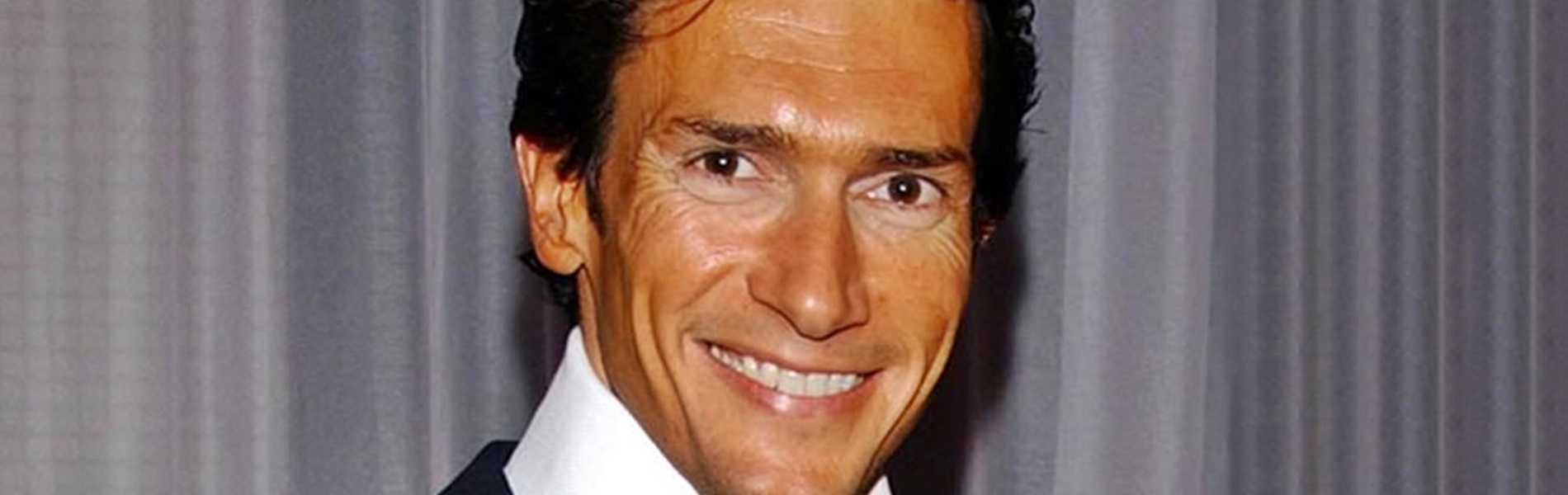 Kitalálod, hogy ez a jóképű pasi kinek a fia? Egy legendás 007-es ügynök az apuka - Geoffrey Moore látható, aki nem más, mint a legendás James Bond-színész, Roger Moore fia.