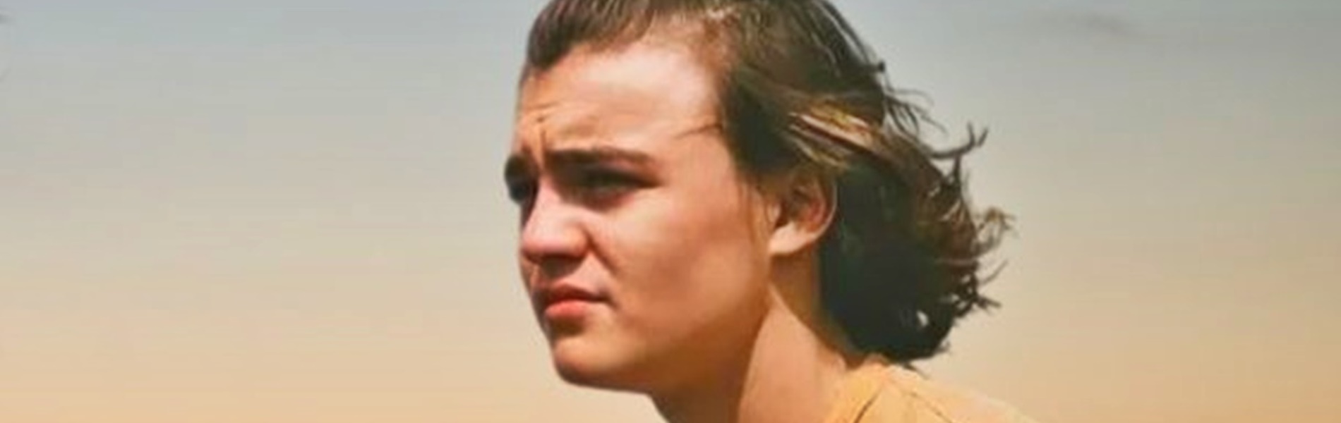 Rájössz, hogy kinek a fia ez a jóképű fiatalember? Az apukája napjaink egyik legkedveltebb színésze - Jack Depp, Johnny Depp fia