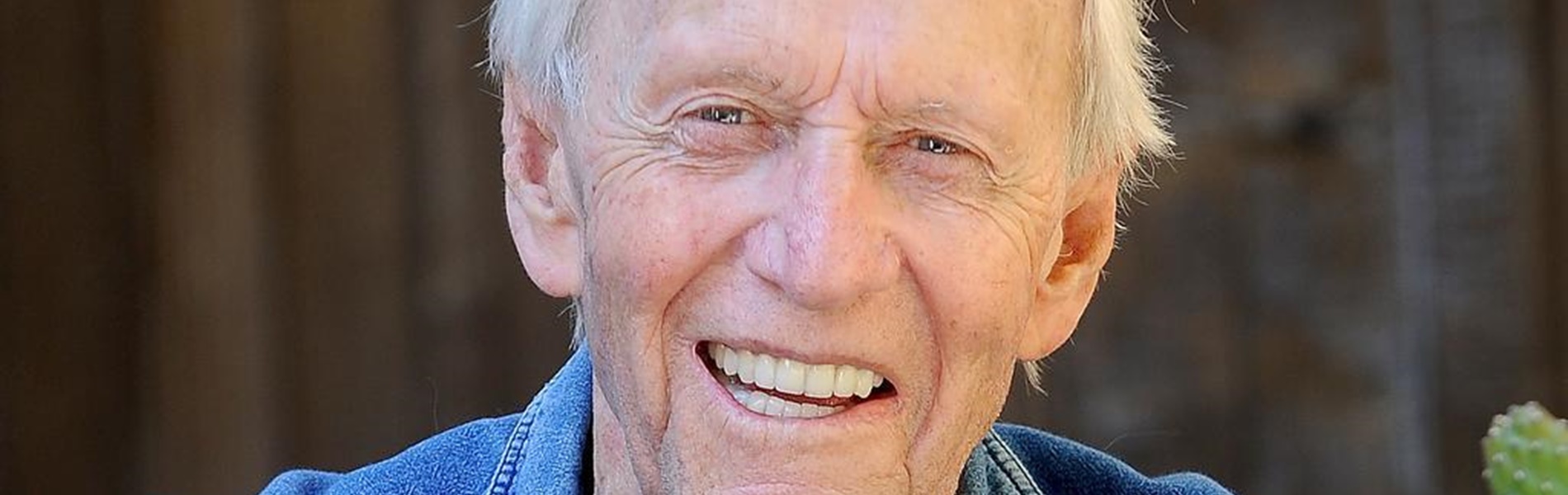 A képeken látható, 84 éves idős bácsi egy igazi filmes ikon - Te rájössz, hogy ki ő? - Paul Hogan
