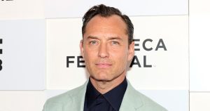 Jude Law már már 51 éves, de szexibb, mint valaha