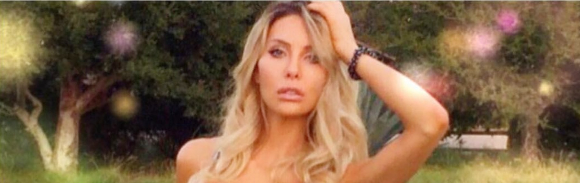 Megőrülnek a rajongók a néhai színésznő 38 éves lányáért - Kitalálod, hogy ki az anyukája a képen látható szépségnek? - Chloe Lattanzi - Olivia Newton-John lánya
