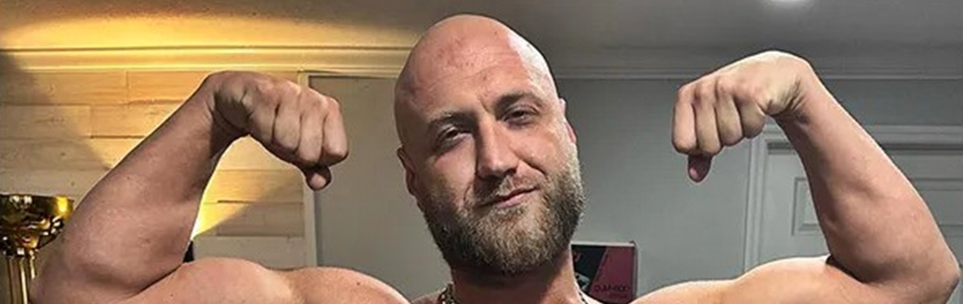 Kitalálod, hogy melyik híresség fia ez az izompacsirta? Az apja most 71 éves, a 90-es évek sorozatsztárja volt - Nick Hogan, a legendás pankrátor és színész, Hulk Hogan fia