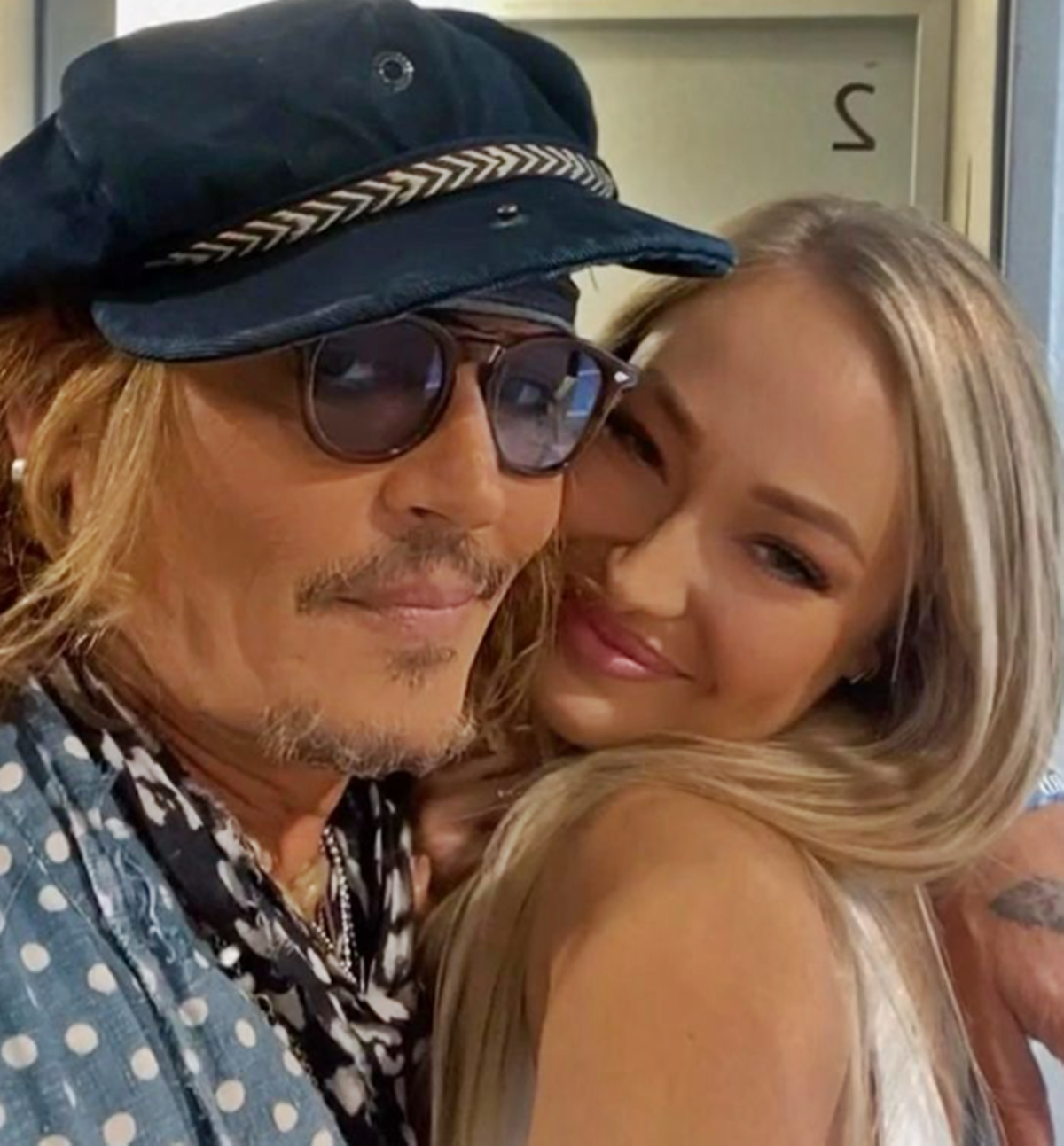 Johnny Depp egy nála 33 évvel fiatalabb igazi bombázóval randizik (Fotók!) - Yulia Vlasova