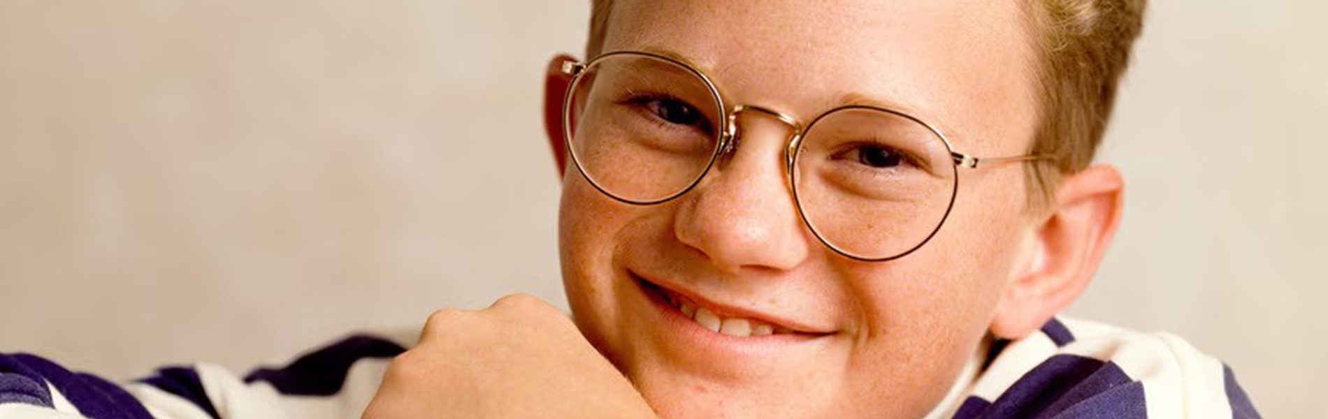 Felismered a képen látható aranyos kisfiút? Most 51 éves, sokak kedvenc sorozatsztárja lett - Neil Patrick Harris