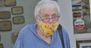 A képen egy élő színészlegenda látható - ráismersz a közel 100 éves sztárra? - Dick Van Dyke