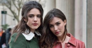 Kitalálod, hogy kinek a lánya ez a két gyönyörű lány? 66 éves anyukájuk egykor Hollywood legnagyobb sztárja volt - Rainey és Margaret Qualley, édesanyjuk pedig Andie MacDowell