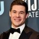 Adam DeVine halálos ítéletet kapott – Az orvosok már lemondtak róla