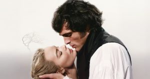 Megérkezett az Üvöltő szelek előzetese – Margot Robbie és Jacob Elordi főszereplésével