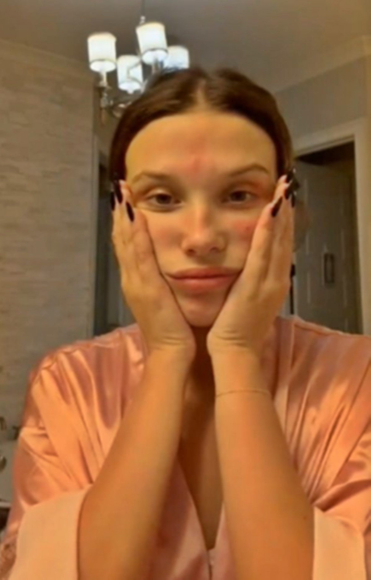 Így néz ki a Stranger Things sztárja, Millie Bobby Brown smink nélkül