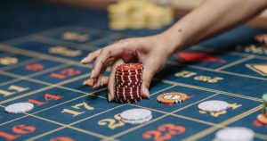 Az online kaszinók biztonsága a valóságban: mit mutatnak a filmek, és mit rejt a háttér?