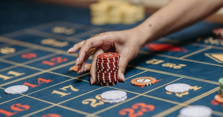 Az online kaszinók biztonsága a valóságban: mit mutatnak a filmek, és mit rejt a háttér?