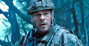 Itt az év sci-fije? Alan Ritchson odaver az Ismeretlen támadók című filmjének előzetesében!