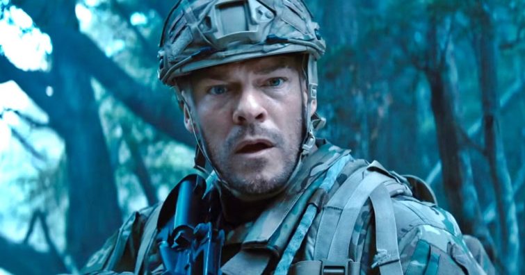 Itt az év sci-fije? Alan Ritchson odaver az Ismeretlen támadók című filmjének előzetesében!