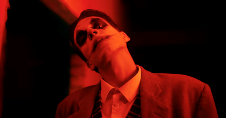 Feszültségkeltés mesterfokon: Mit tanulhatnak a játékfejlesztők a thriller filmektől?