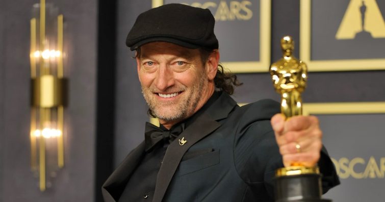 Elképesztő! Troy Kotsur, az Ősi ösztön sztárja az első siket színész, aki elnyerte az Oscar-díjat!