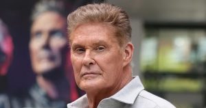 Sokkoló fotók David Hasselhoffról - Járókerettel fotózták le a Baywatch sztárját